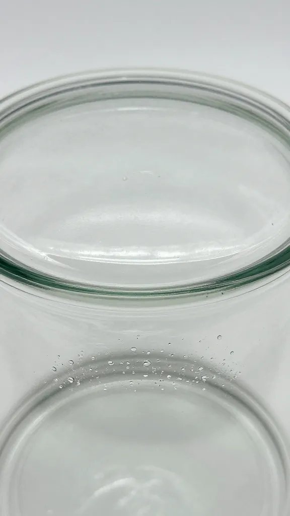 closed terrarium lid rim, condensation-free glass closeup