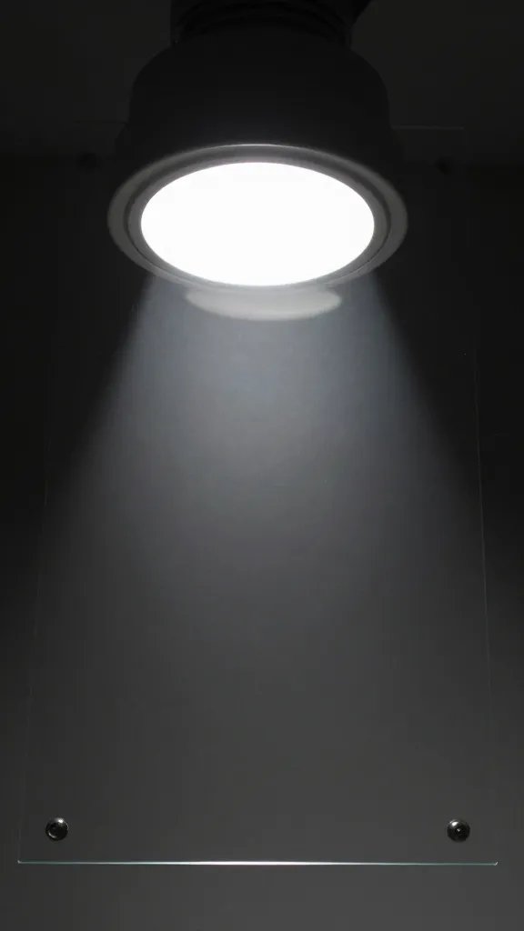 single grow light reflection on 10mm glass surface